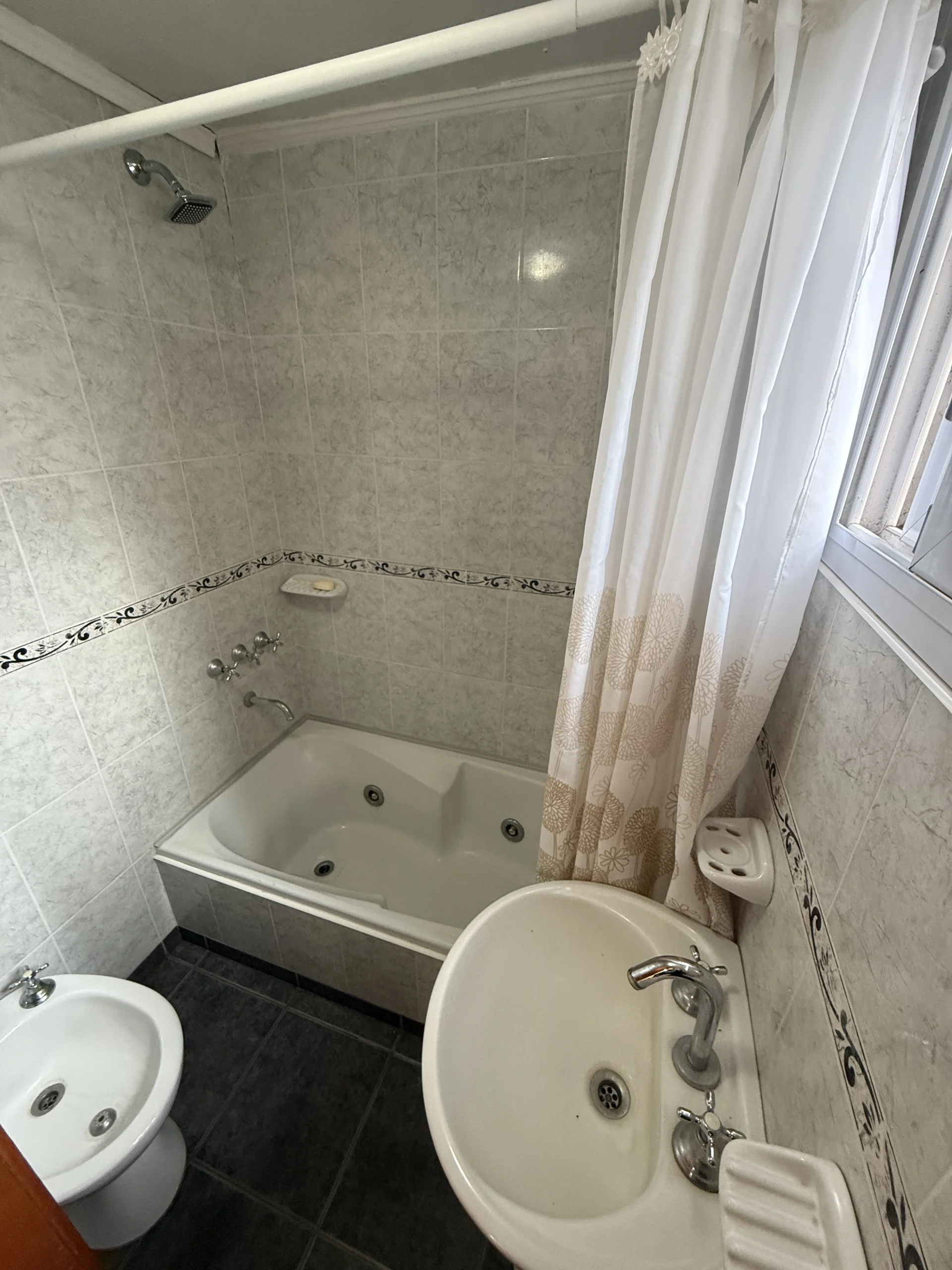 Casa en Roca 239 e/ Remedios de Escalada y San Martín