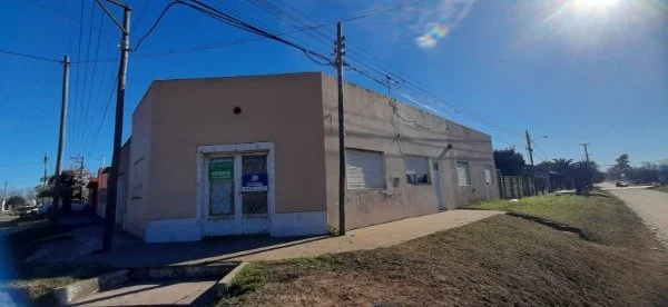 Casa en venta con local en  calle juncal y chubut