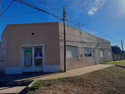 Casa en venta con local en  calle juncal y chubut