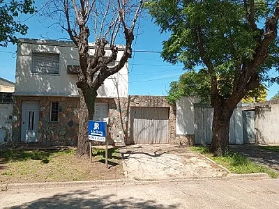 CASA EN VENTA EN AVELLANEDA AL 800