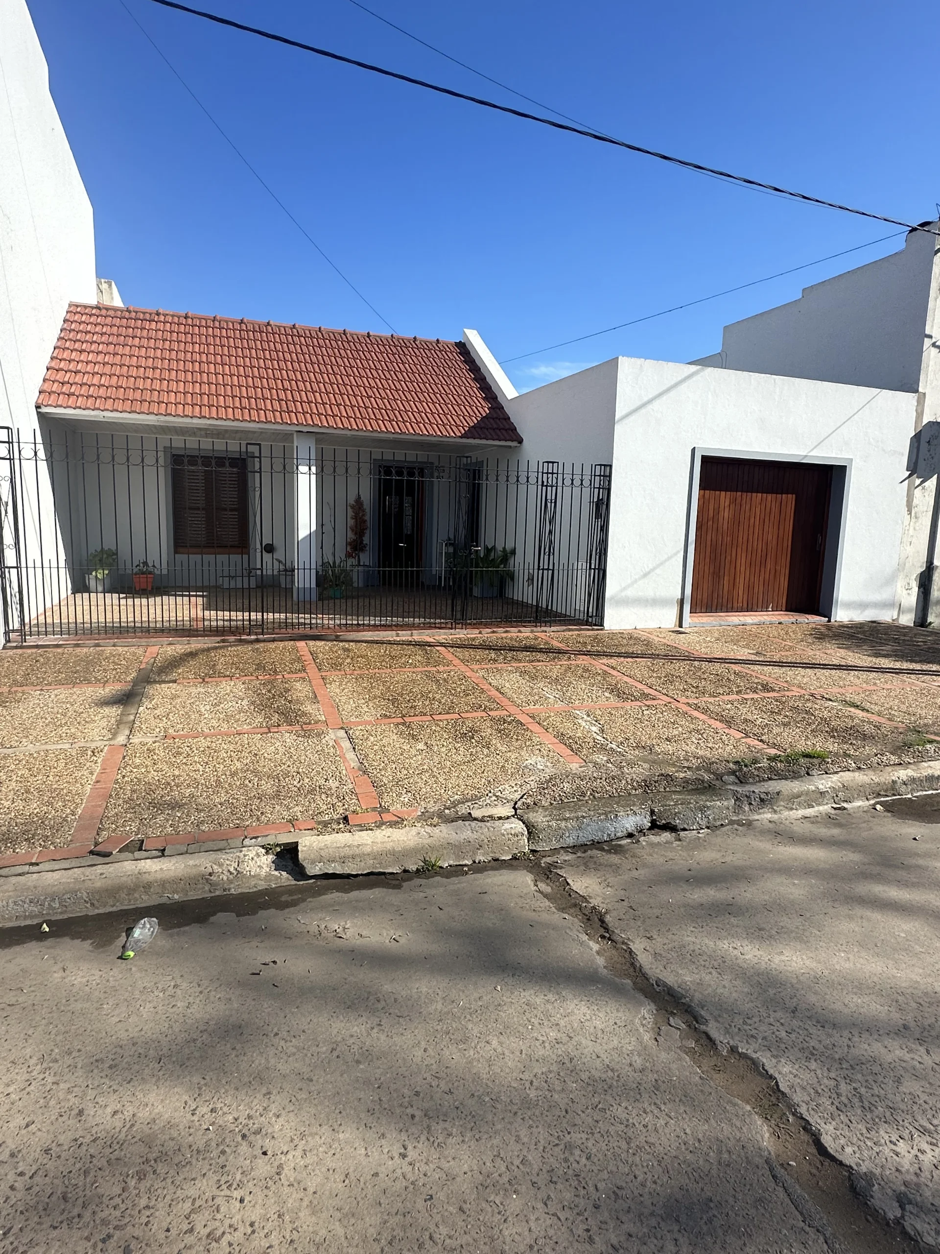 Casa Santa María al 200 e/ Remedios de Escalada y San Martín