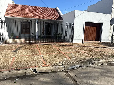 Casa Santa María al 200 e/ Remedios de Escalada y San Martín