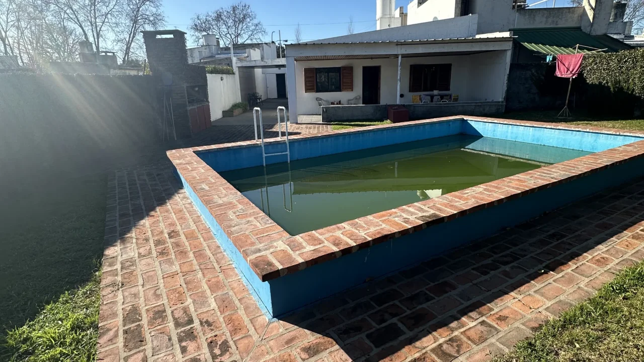 Casa Santa María al 200 e/ Remedios de Escalada y San Martín