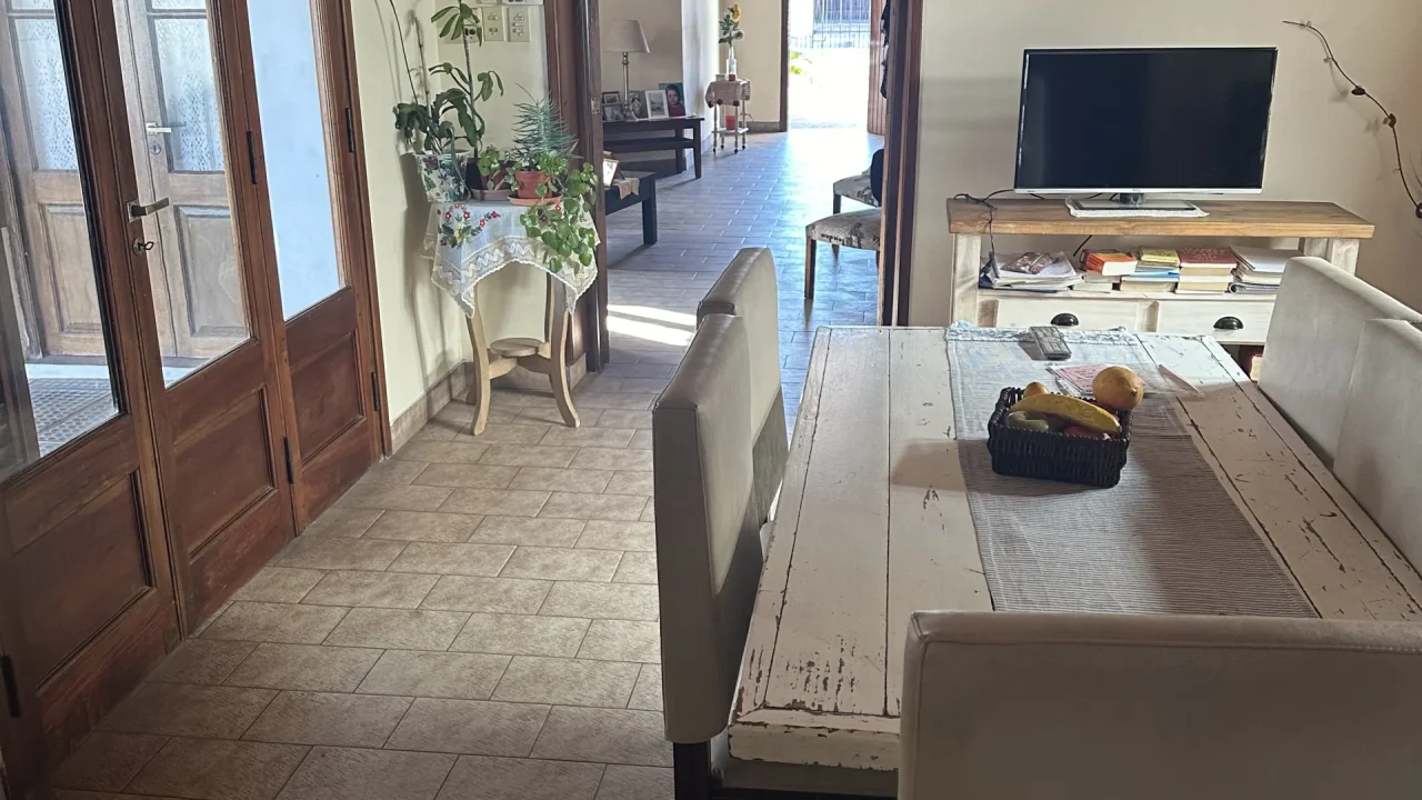 Casa Santa María al 200 e/ Remedios de Escalada y San Martín