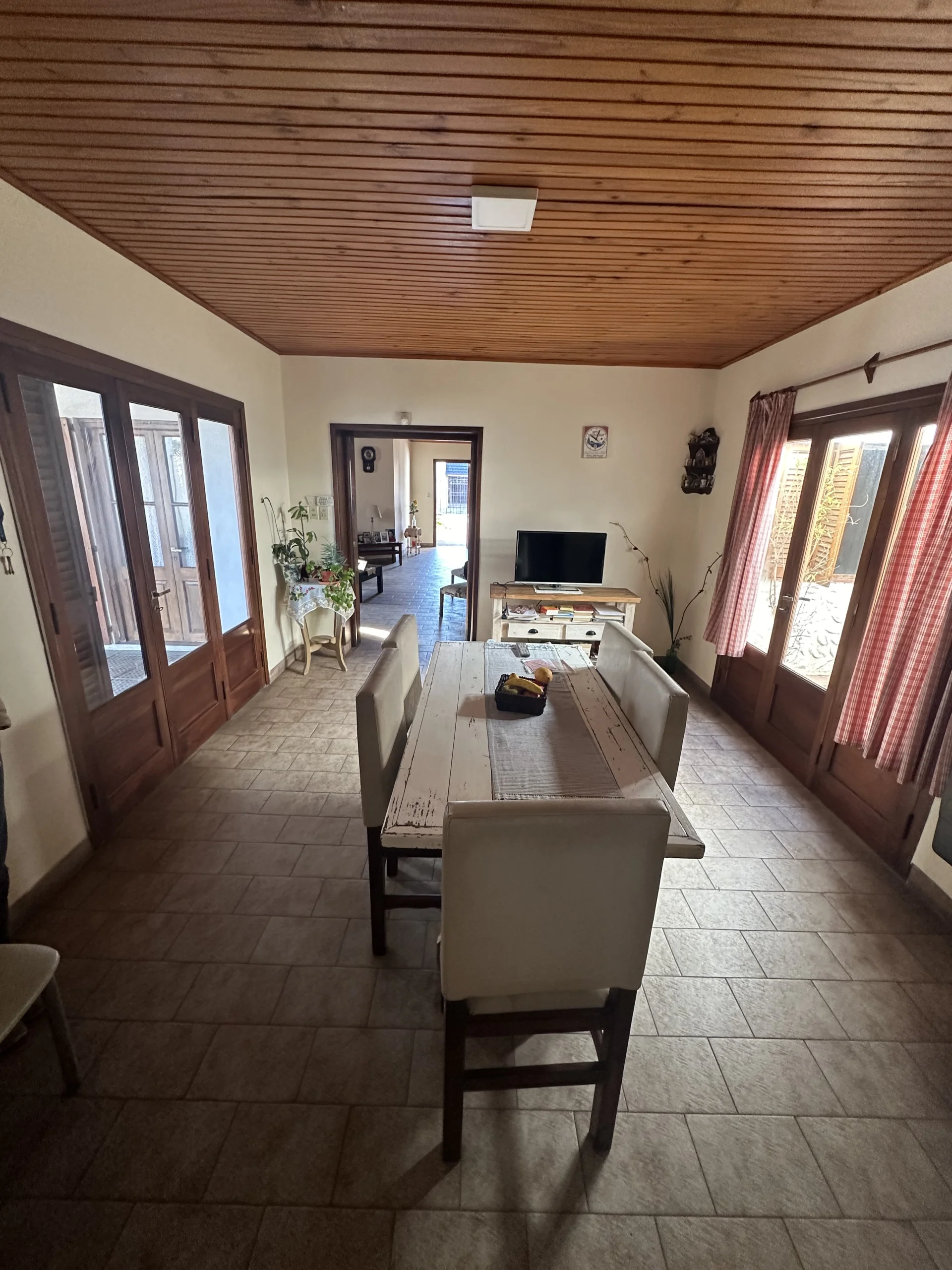 Casa Santa María al 200 e/ Remedios de Escalada y San Martín