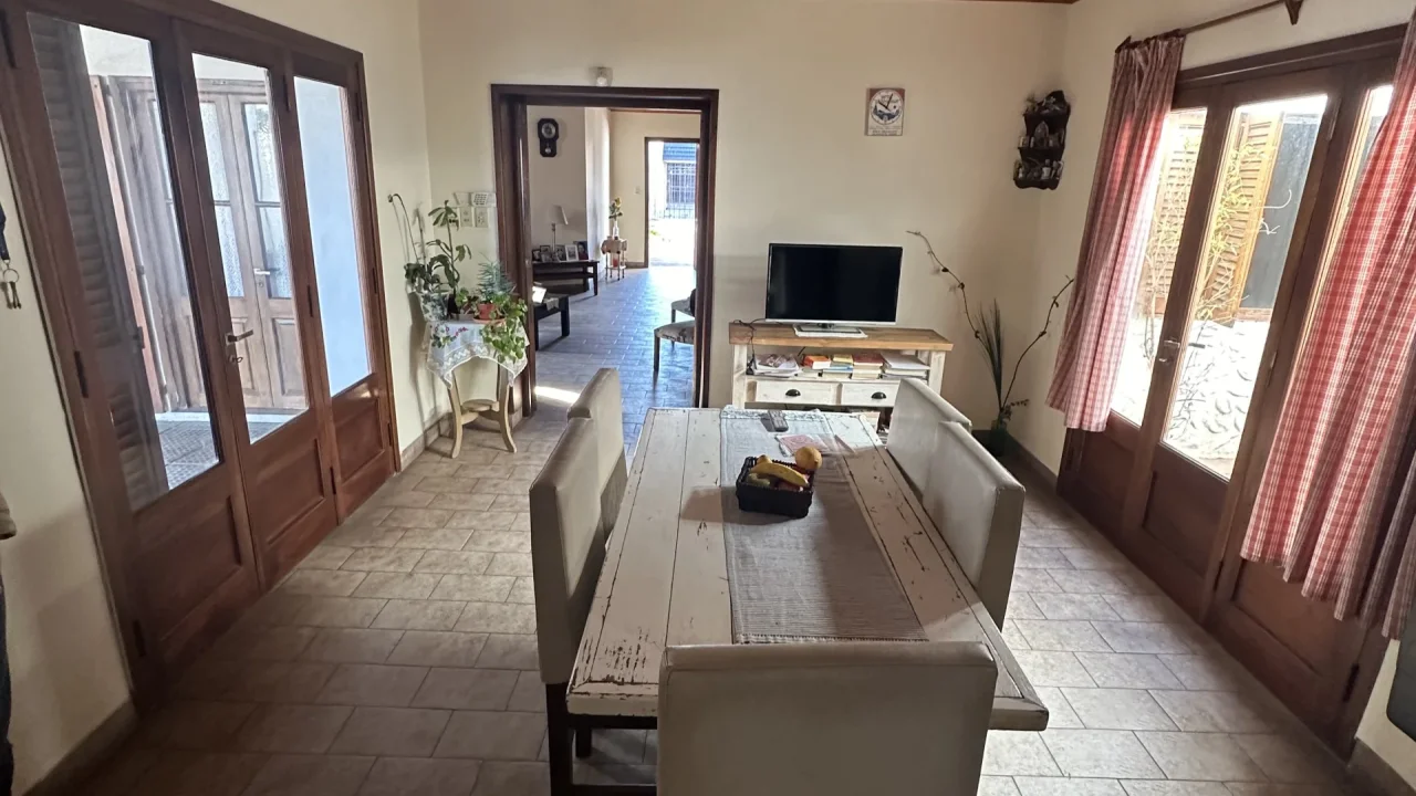 Casa Santa María al 200 e/ Remedios de Escalada y San Martín