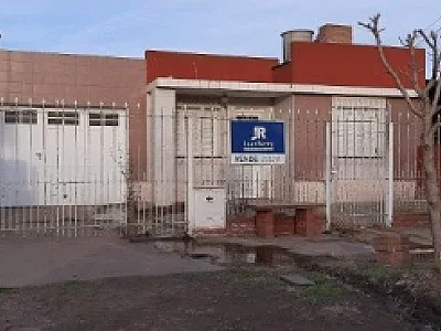 CASA EN VENTA EN SANTA ROSA AL 900