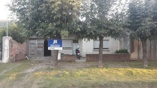 CASA EN VENTA EN MORENO AL 2200