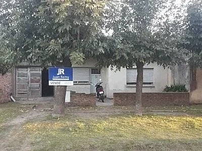 CASA EN VENTA EN MORENO AL 2200