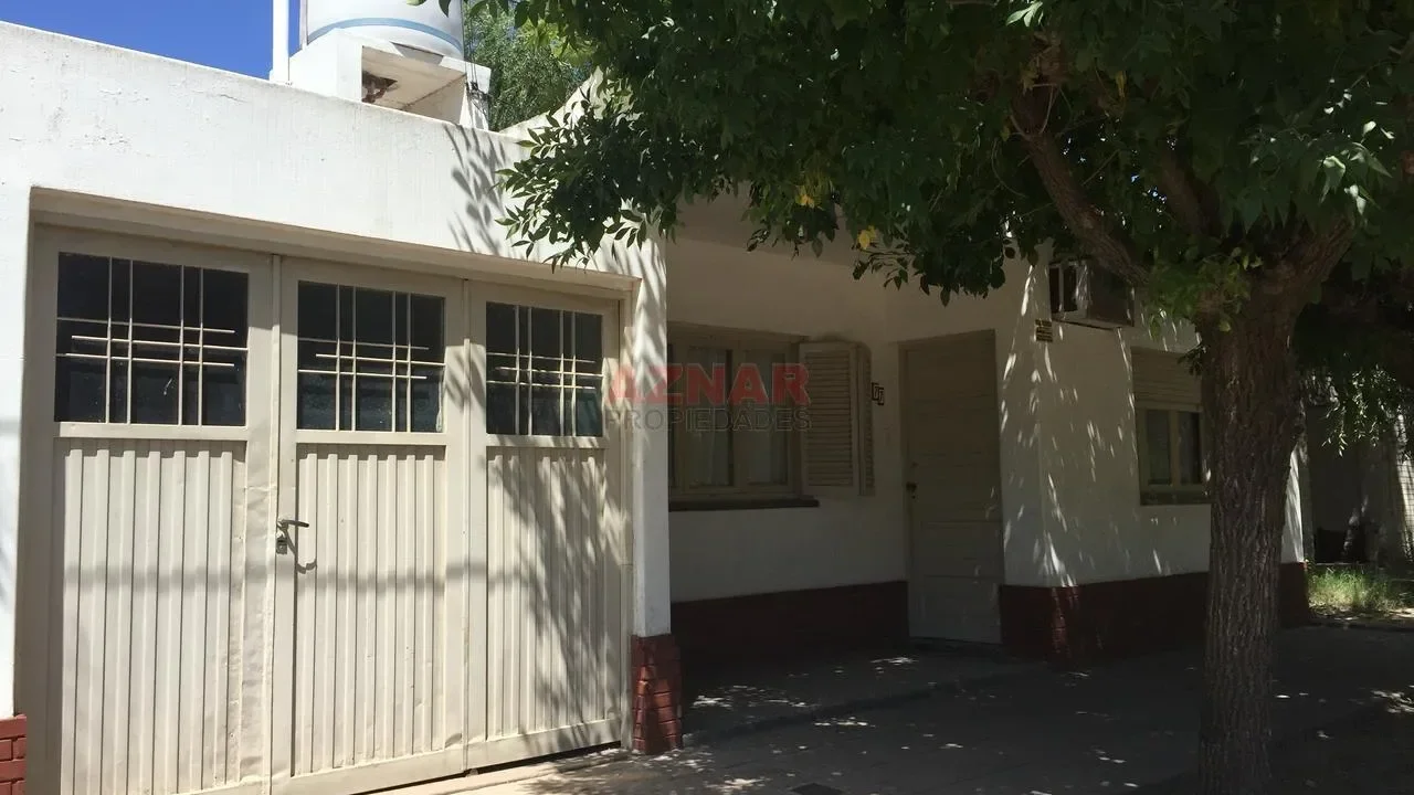Casa con Galpón en calle Chivilcoy 77