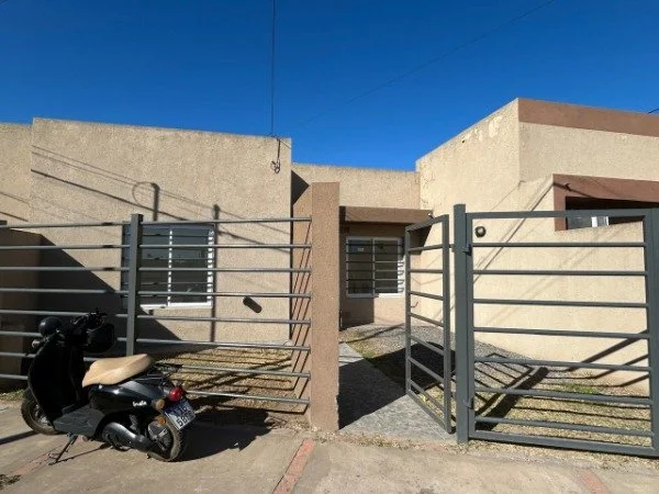 CASA EN VENTA EN MAESTROS ARGENTINOS AL 2200