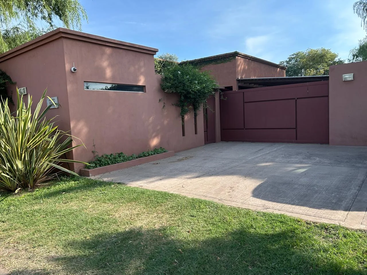 EN VENTA, CASA SOBRE CALLE LA CUMPARCITA N°1585