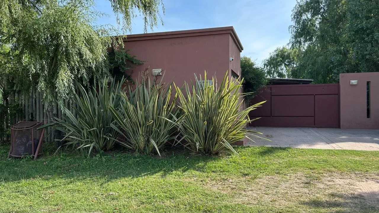 EN VENTA, CASA SOBRE CALLE LA CUMPARCITA N°1585