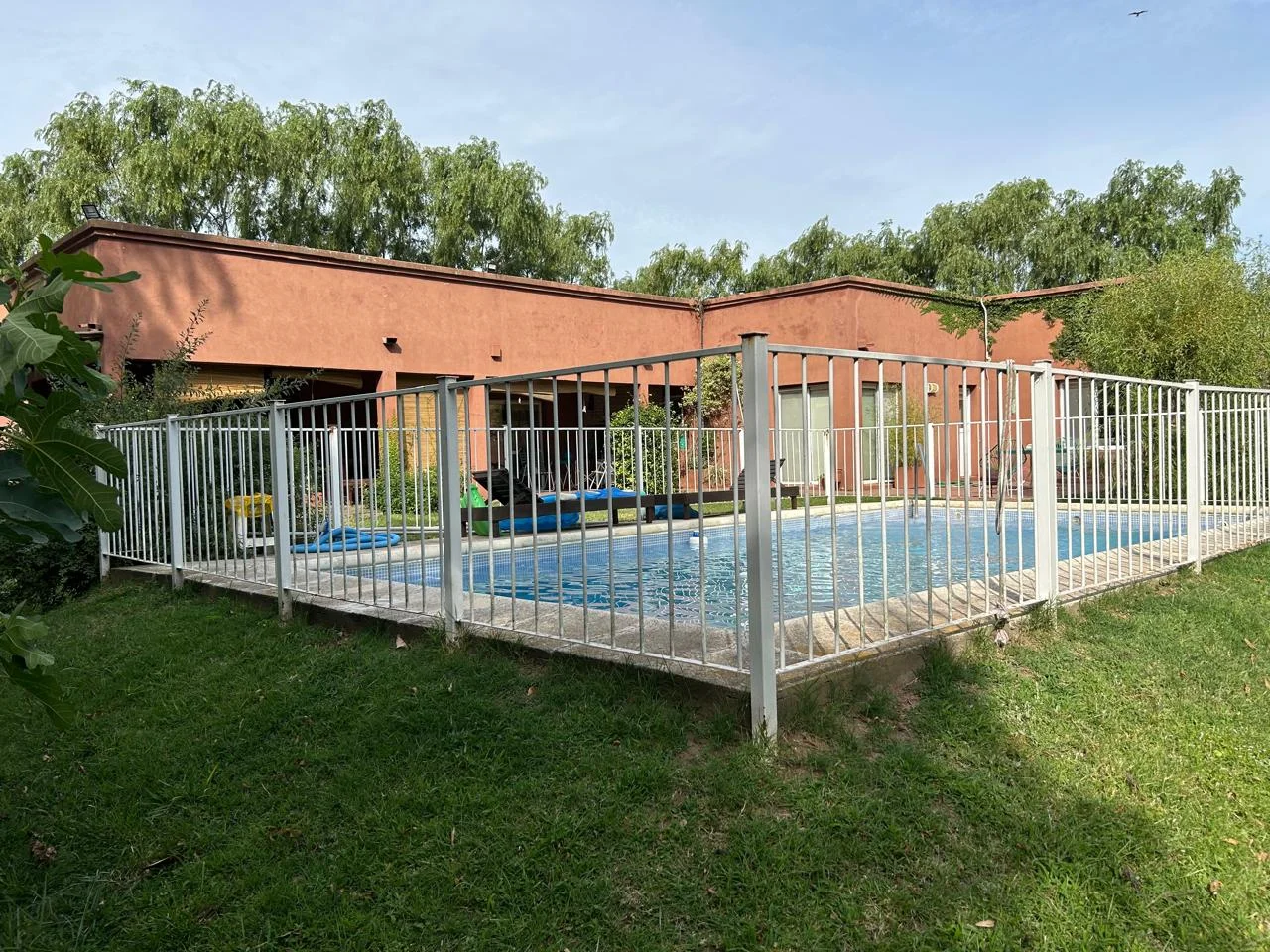 EN VENTA, CASA SOBRE CALLE LA CUMPARCITA N°1585