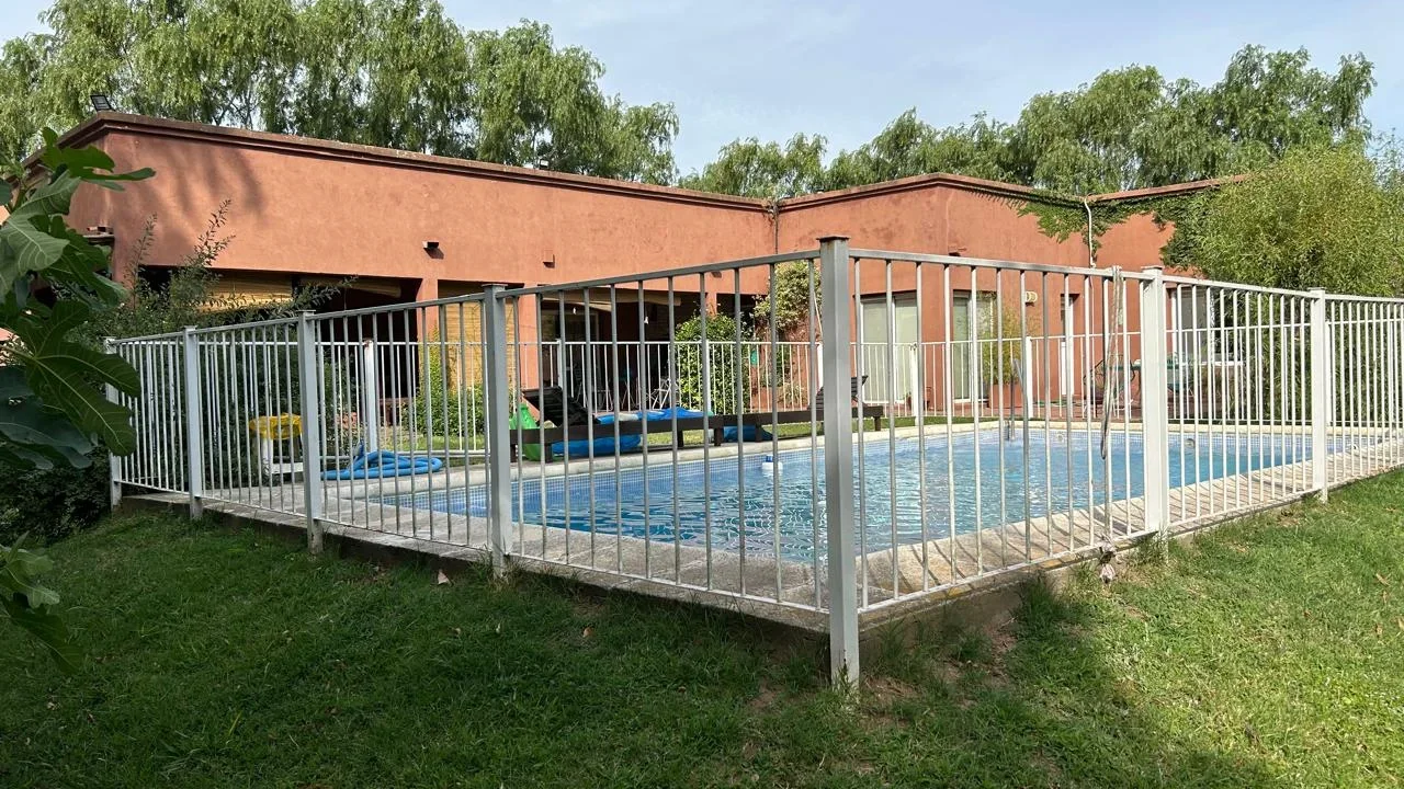 EN VENTA, CASA SOBRE CALLE LA CUMPARCITA N°1585
