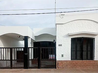 EN ALQUILER/ VENTA, CASA UBICADA SOBRE CALLE DEL BUSTO