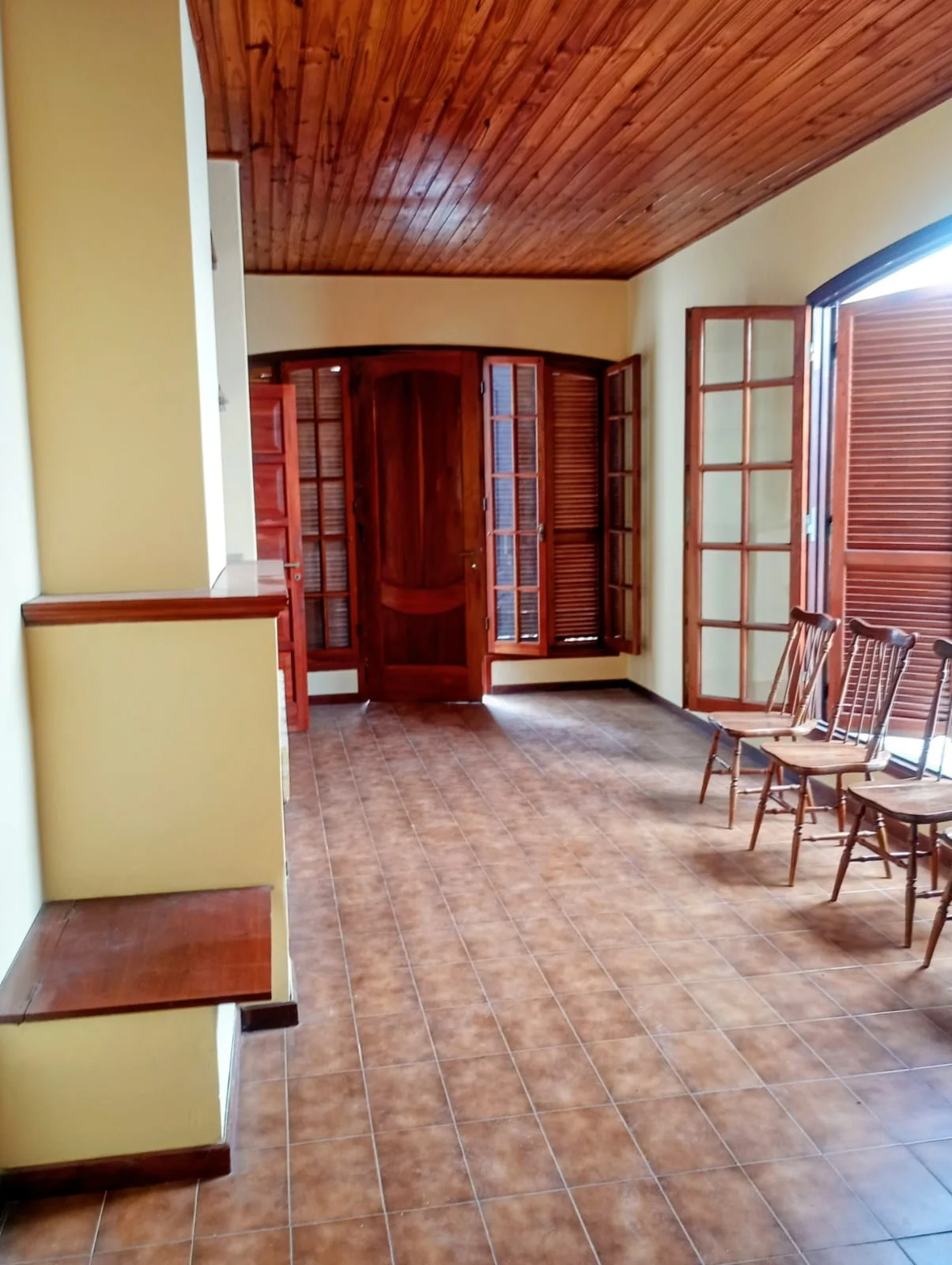 EN ALQUILER/ VENTA, CASA UBICADA SOBRE CALLE DEL BUSTO