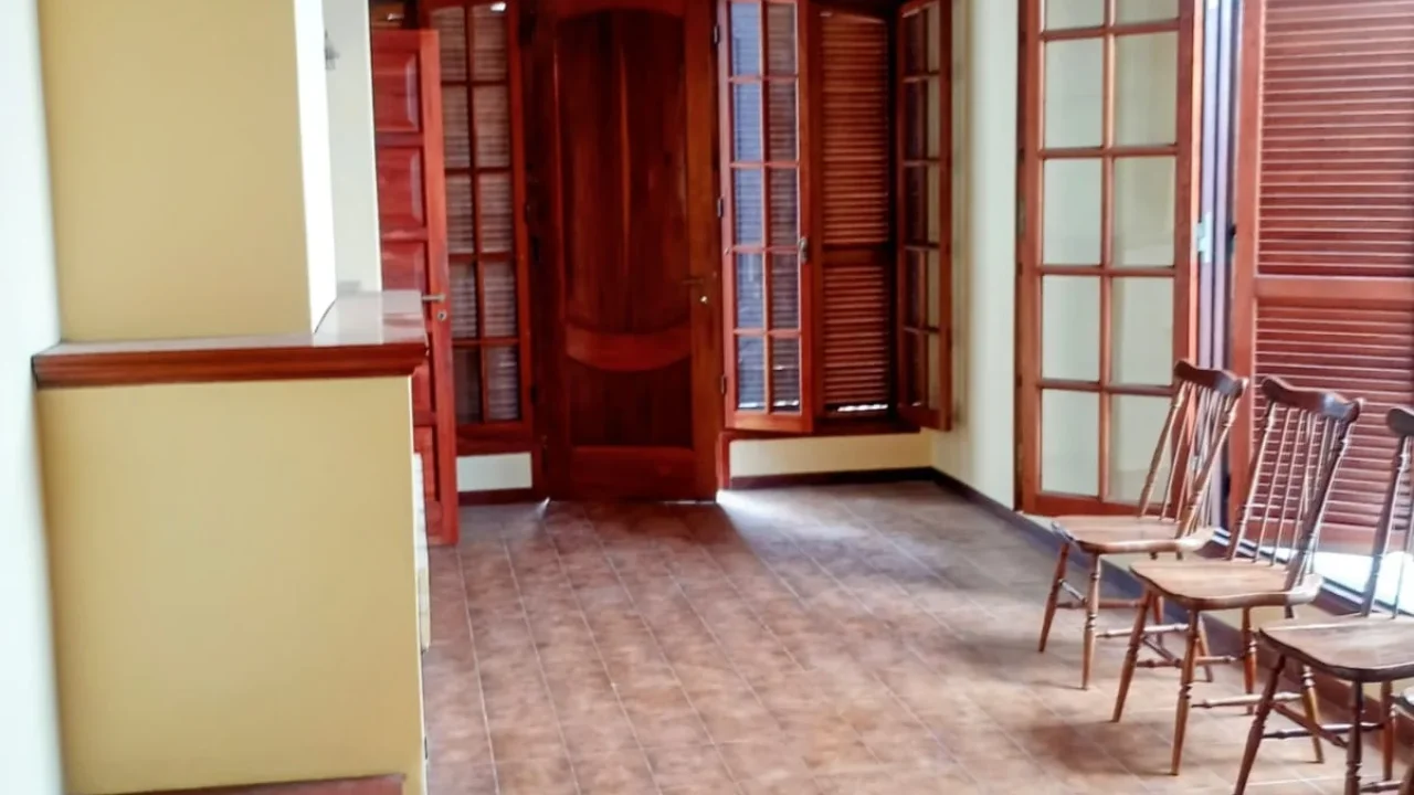 EN ALQUILER/ VENTA, CASA UBICADA SOBRE CALLE DEL BUSTO