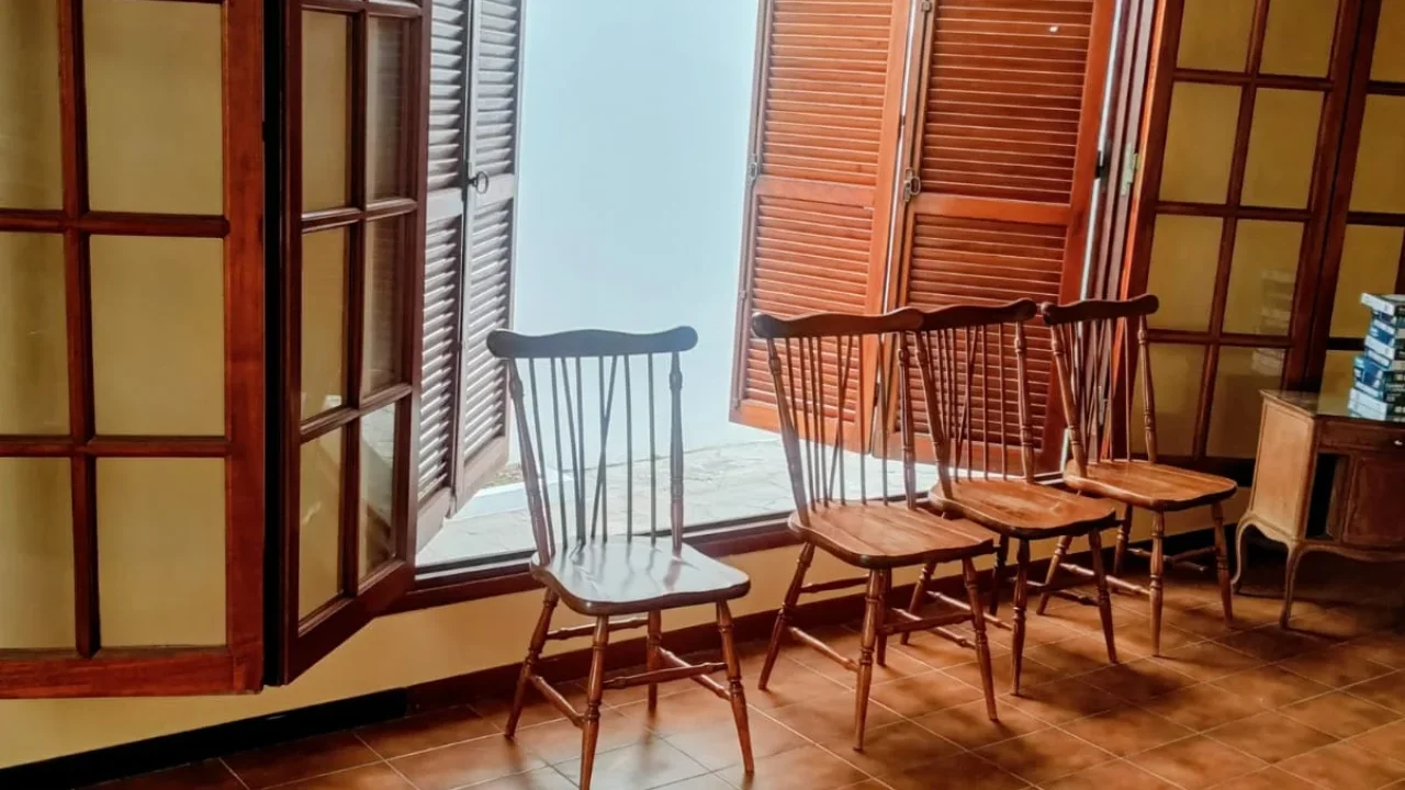 EN ALQUILER/ VENTA, CASA UBICADA SOBRE CALLE DEL BUSTO