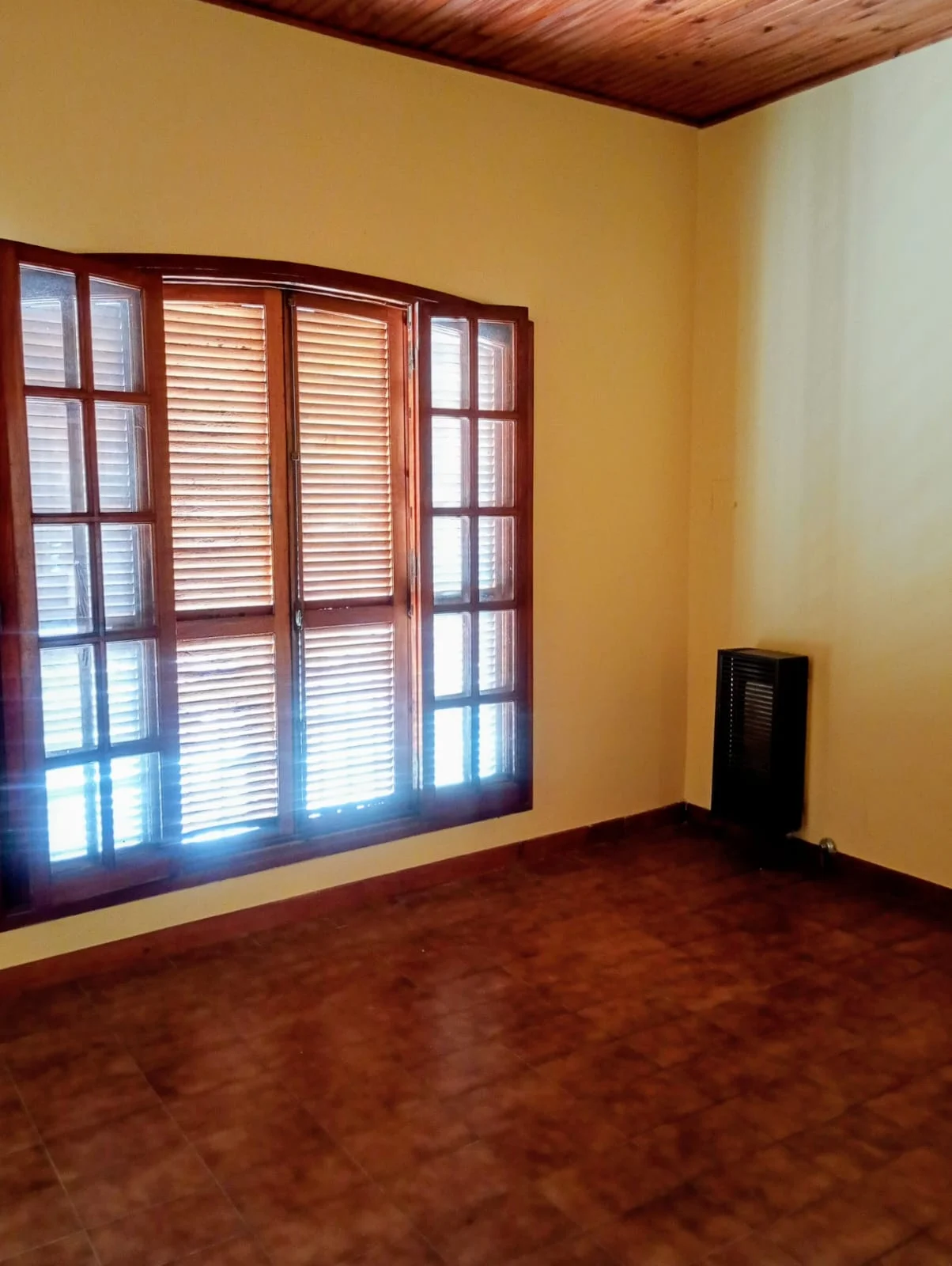 EN ALQUILER/ VENTA, CASA UBICADA SOBRE CALLE DEL BUSTO