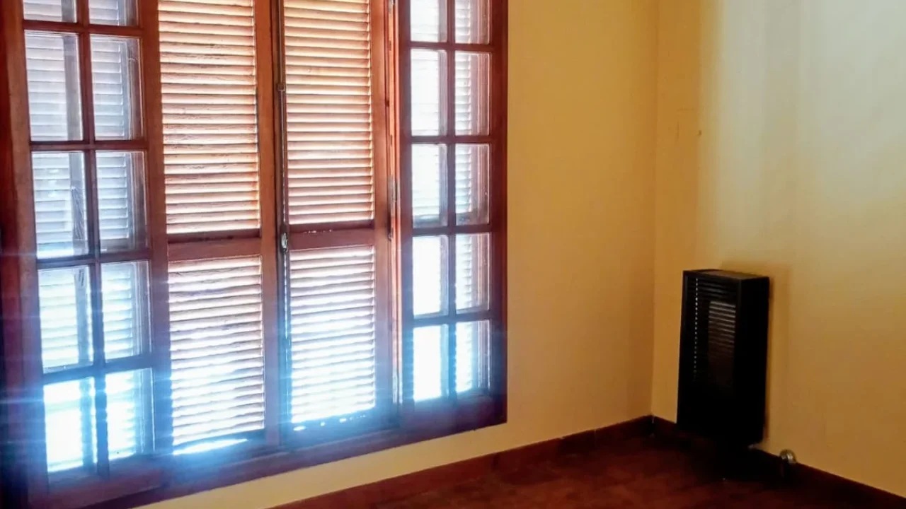 EN ALQUILER/ VENTA, CASA UBICADA SOBRE CALLE DEL BUSTO