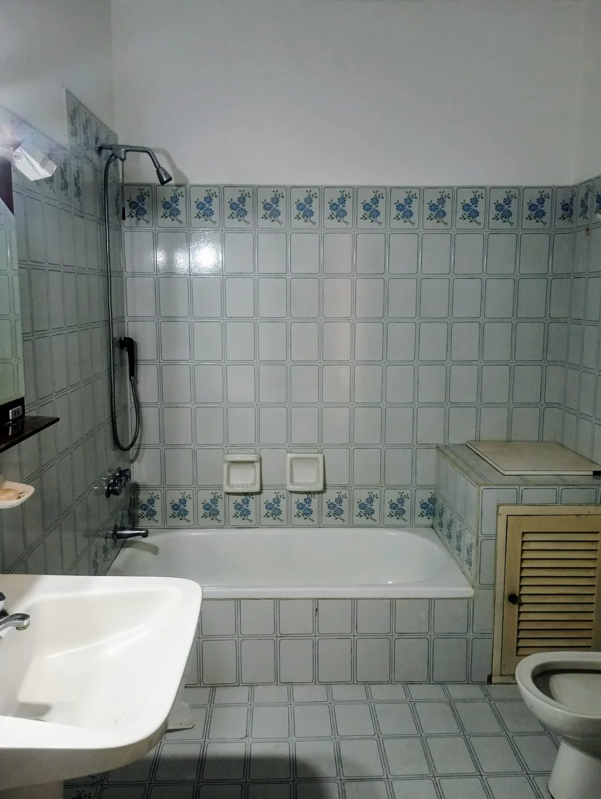 EN ALQUILER/ VENTA, CASA UBICADA SOBRE CALLE DEL BUSTO