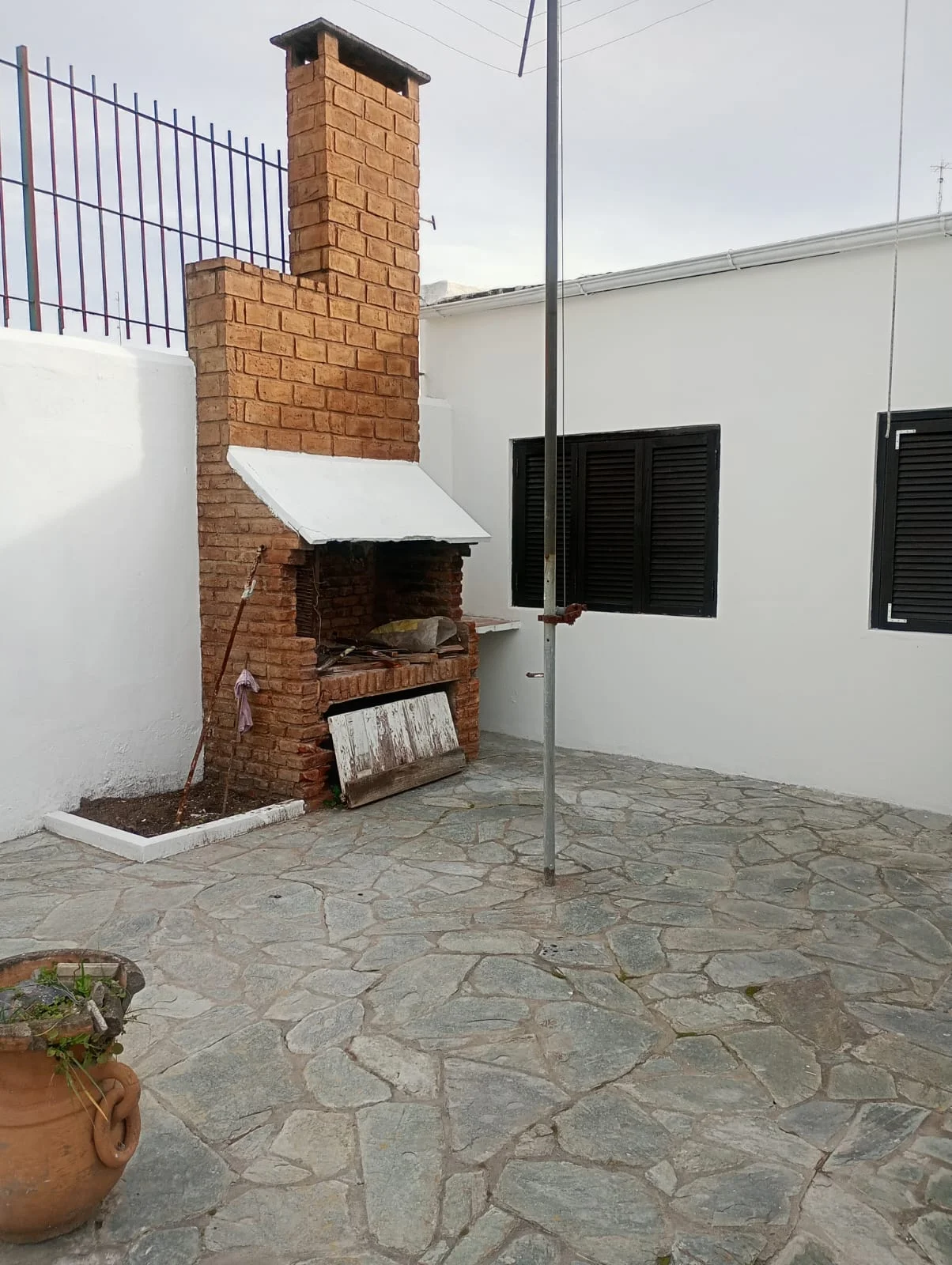 EN ALQUILER/ VENTA, CASA UBICADA SOBRE CALLE DEL BUSTO