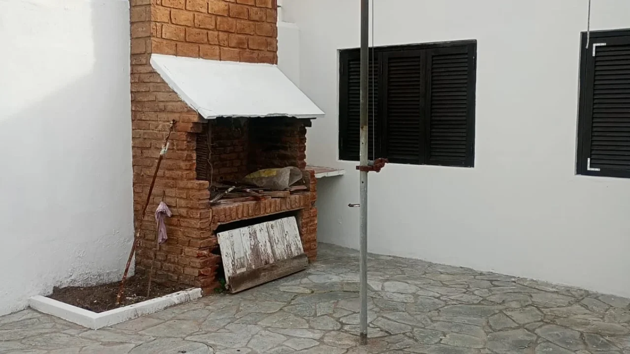 EN ALQUILER/ VENTA, CASA UBICADA SOBRE CALLE DEL BUSTO