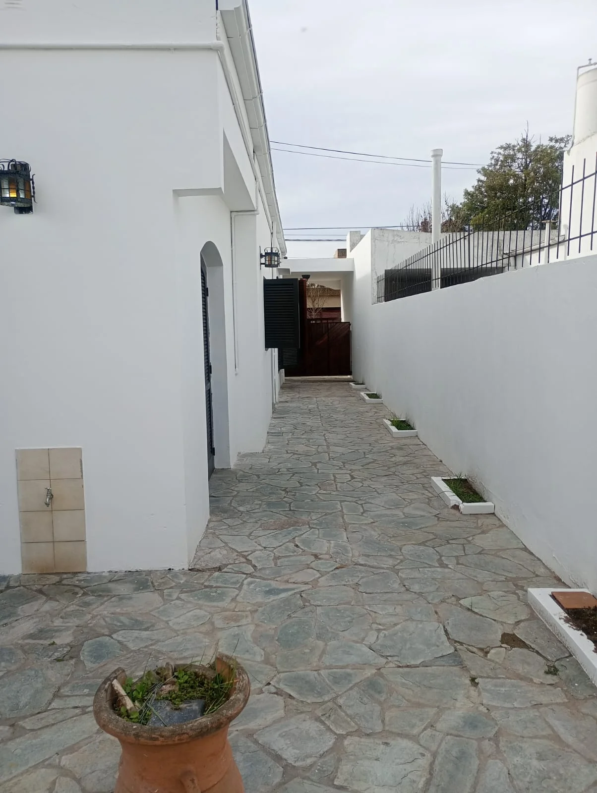 EN ALQUILER/ VENTA, CASA UBICADA SOBRE CALLE DEL BUSTO