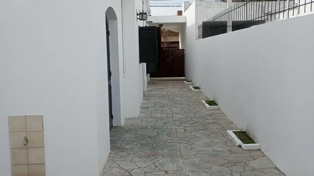 EN ALQUILER/ VENTA, CASA UBICADA SOBRE CALLE DEL BUSTO