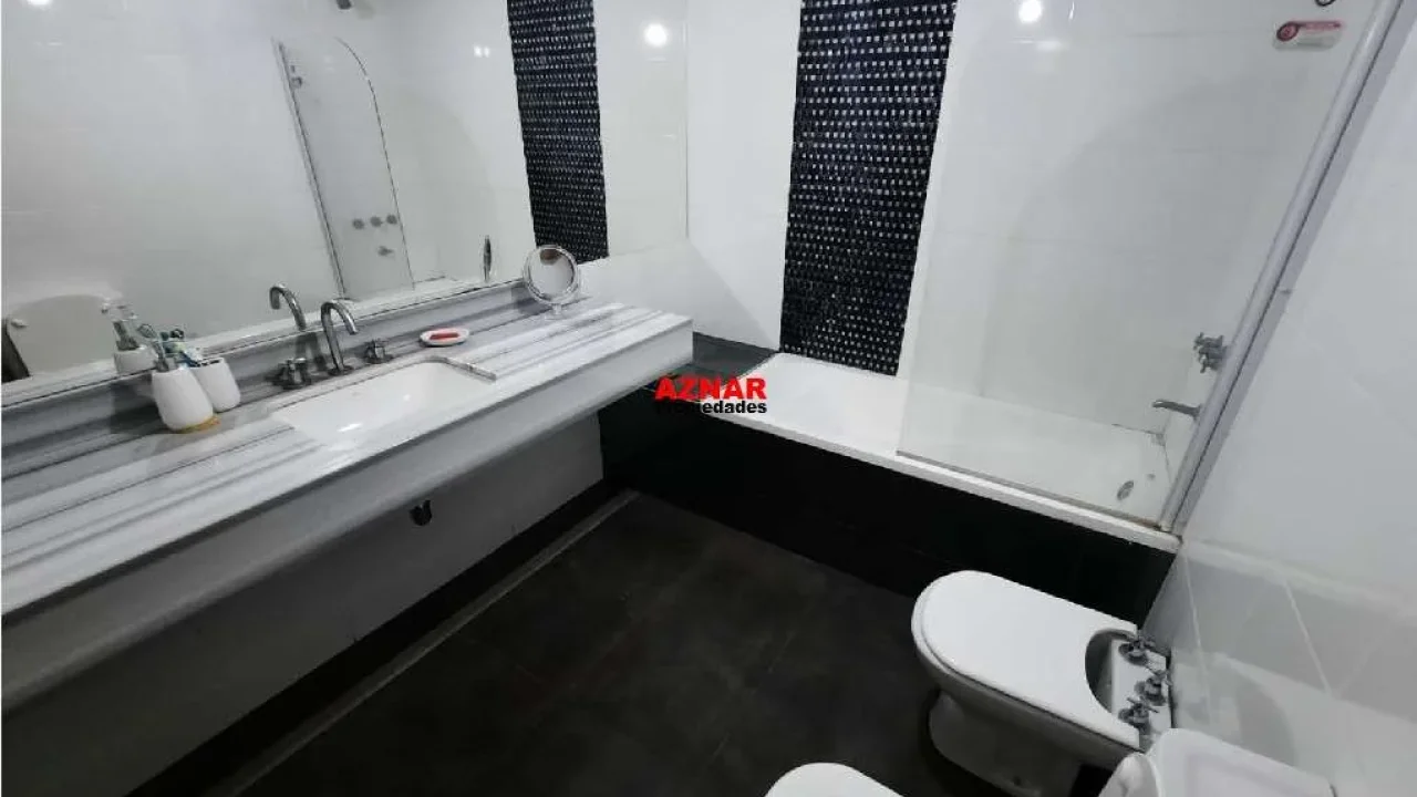 Casa en venta en Pellegrini N° 3115  e/ Curiale y Gelsomino