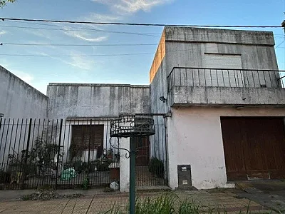 CASA EN VENTA EN BRANDSEN AL 400
