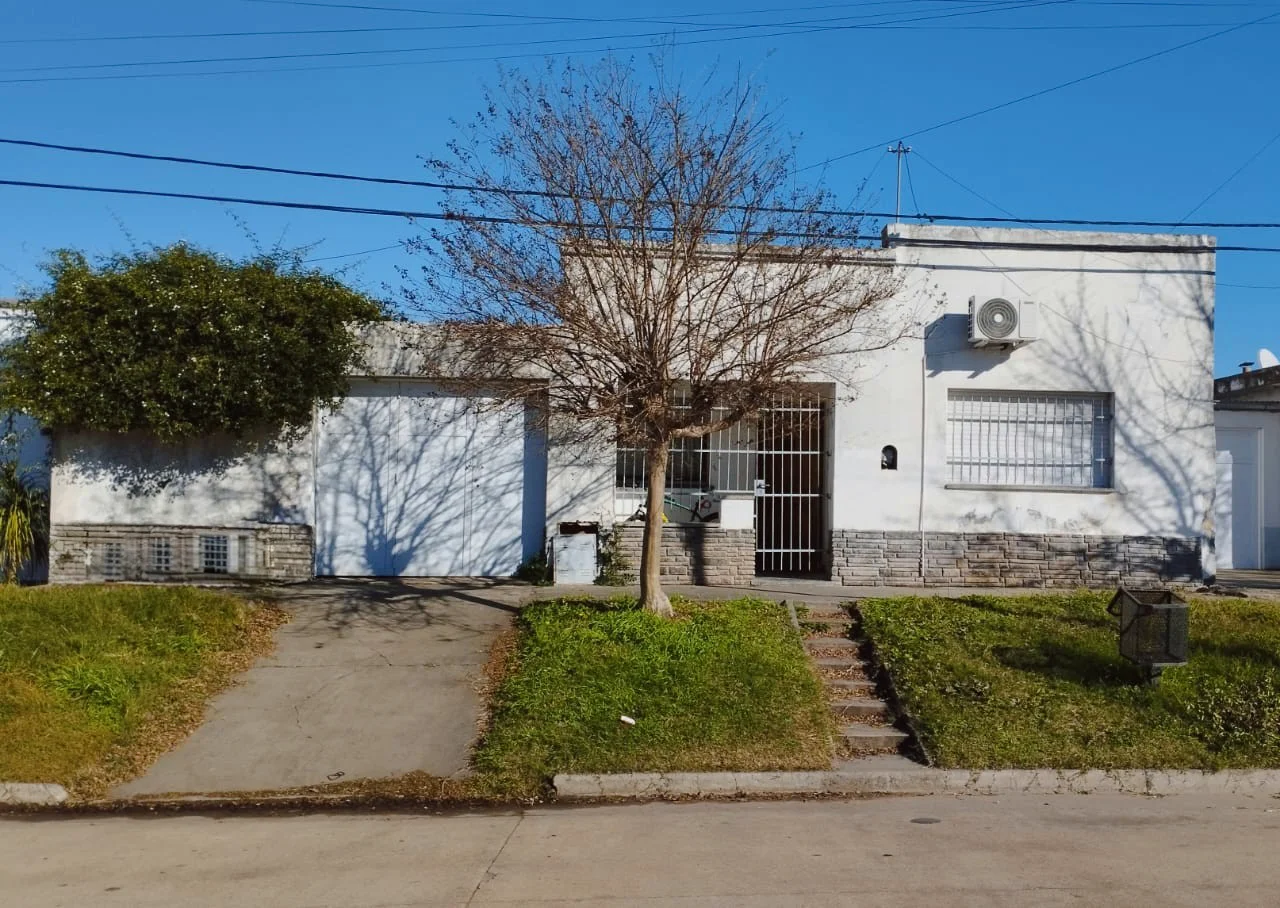 EN VENTA CASA UBICADA SOBRE CALLE PELLEGRINI AL 2300