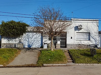 EN VENTA CASA UBICADA SOBRE CALLE PELLEGRINI AL 2300