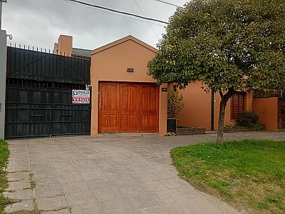 EN VENTA, CASA UBICADA SOBRE CALLE MISIONES