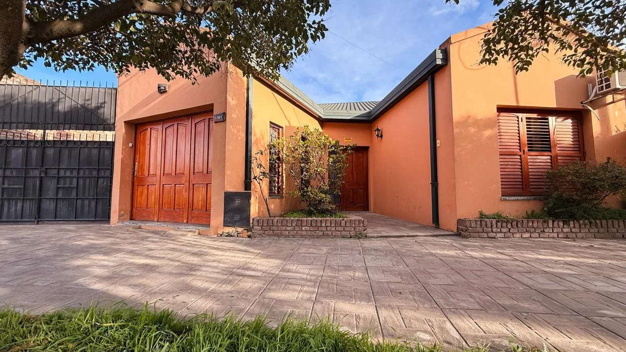 EN VENTA, CASA UBICADA SOBRE CALLE MISIONES