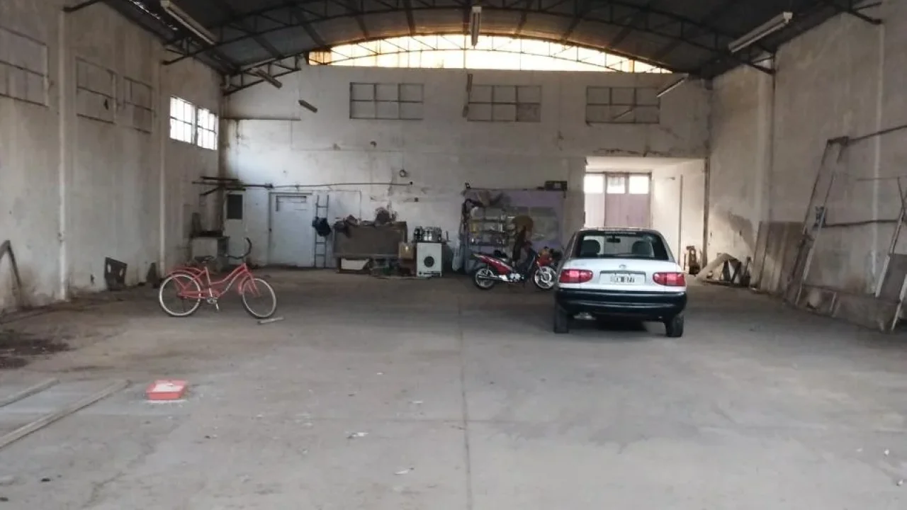 Galpon Calle Entre Rios 266  e/ Remedios de Escalda y San Martín