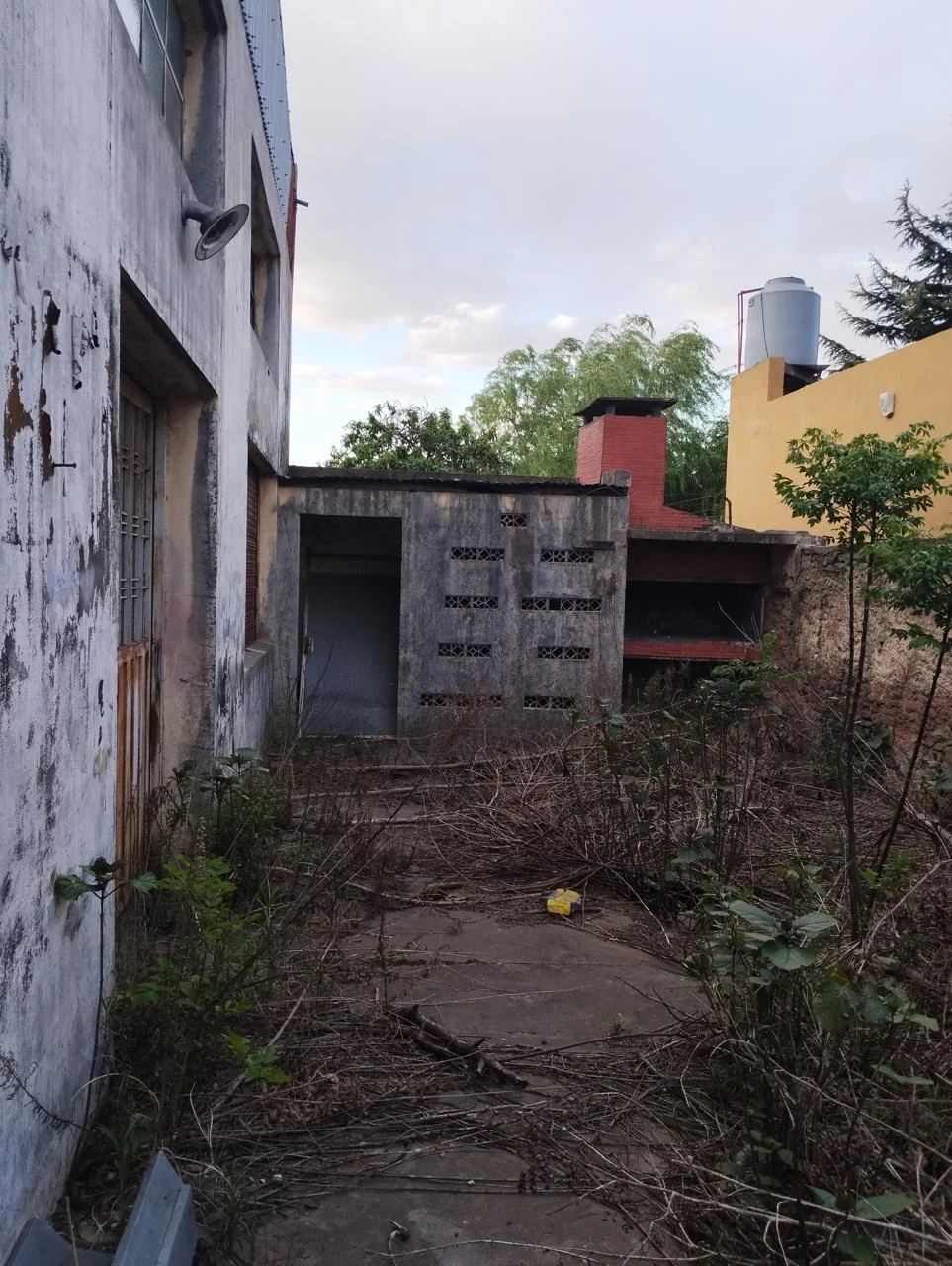 Galpon Calle Entre Rios 266  e/ Remedios de Escalda y San Martín
