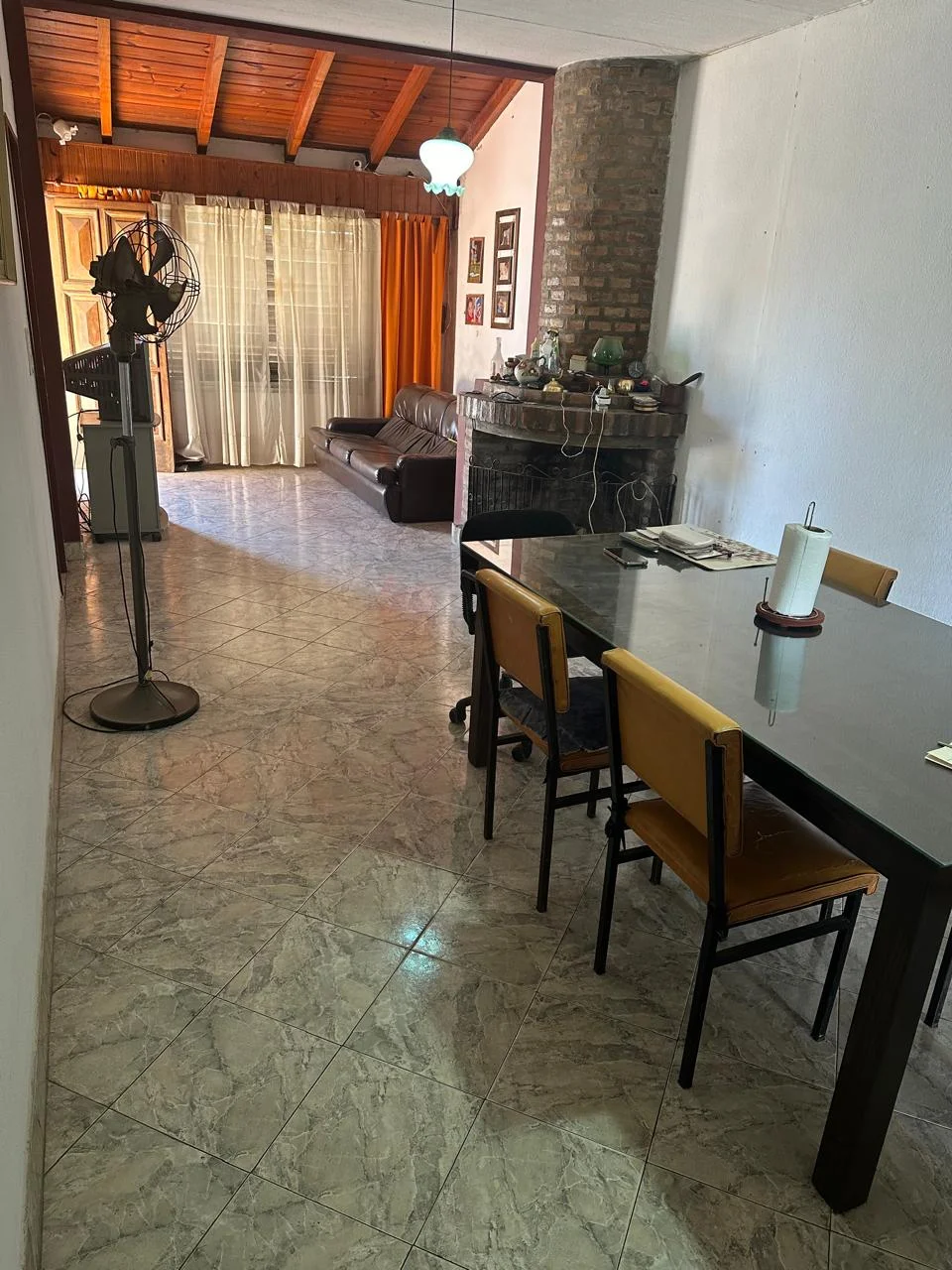 Casa Barrio 25 de Mayo. Frente a la plaza
