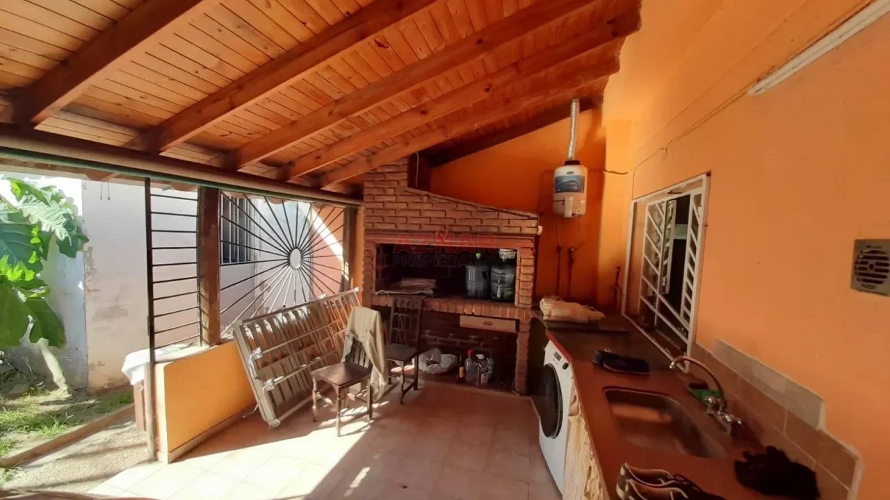 Casa en venta en Gagliardi esquina Cane - Barrio Villa Cora casa N° 5.