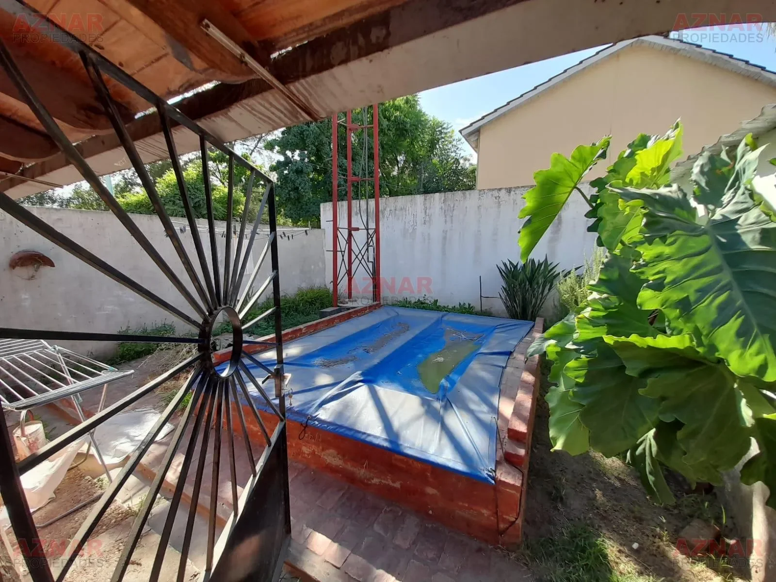 Casa en venta en Gagliardi esquina Cane - Barrio Villa Cora casa N° 5.