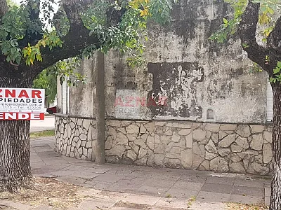Casa en venta en calle Del Busto esquina Rauch