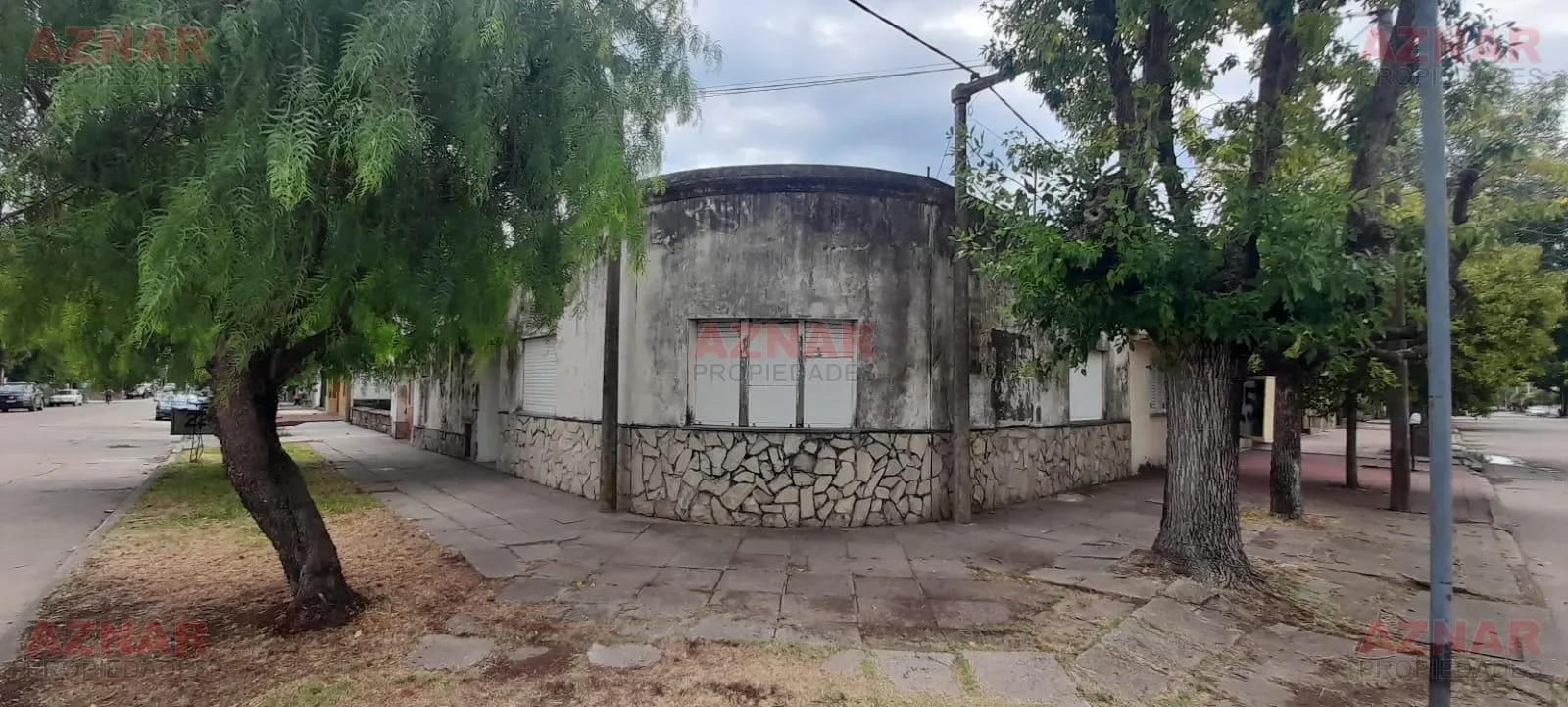 Casa en venta en calle Del Busto esquina Rauch
