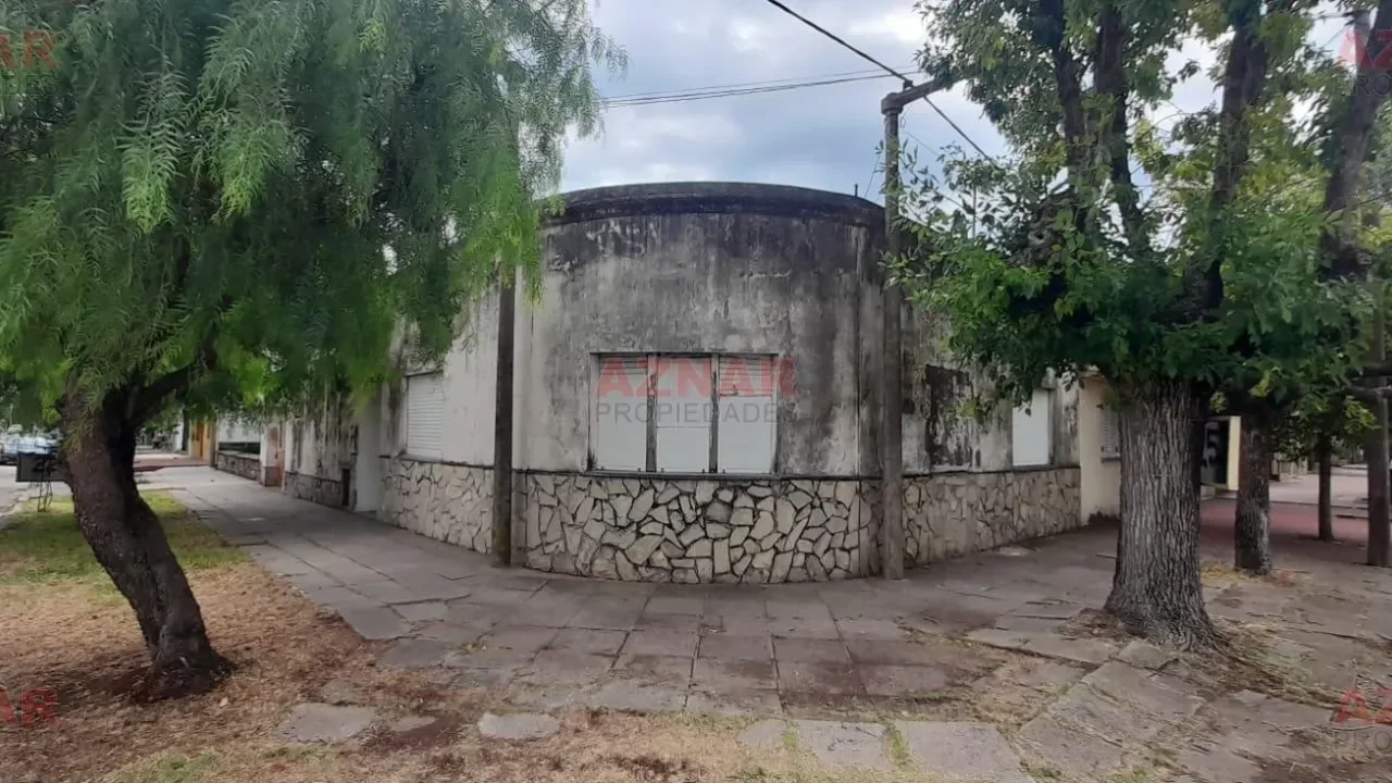 Casa en venta en calle Del Busto esquina Rauch