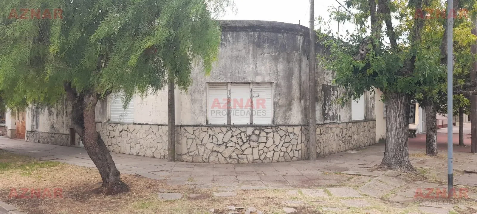 Casa en venta en calle Del Busto esquina Rauch