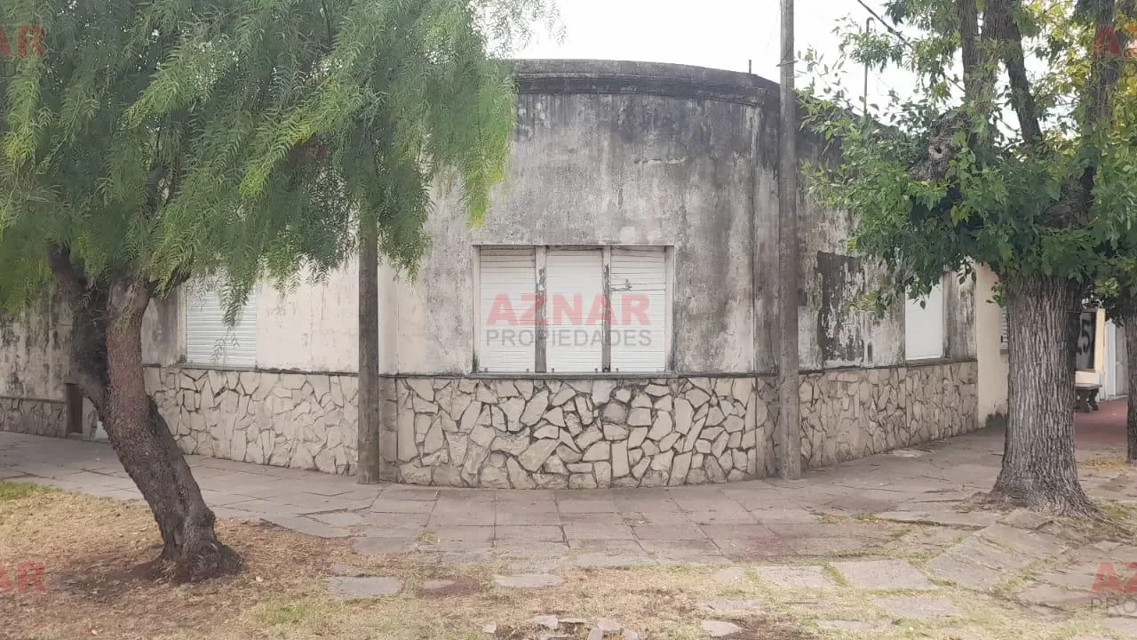 Casa en venta en calle Del Busto esquina Rauch