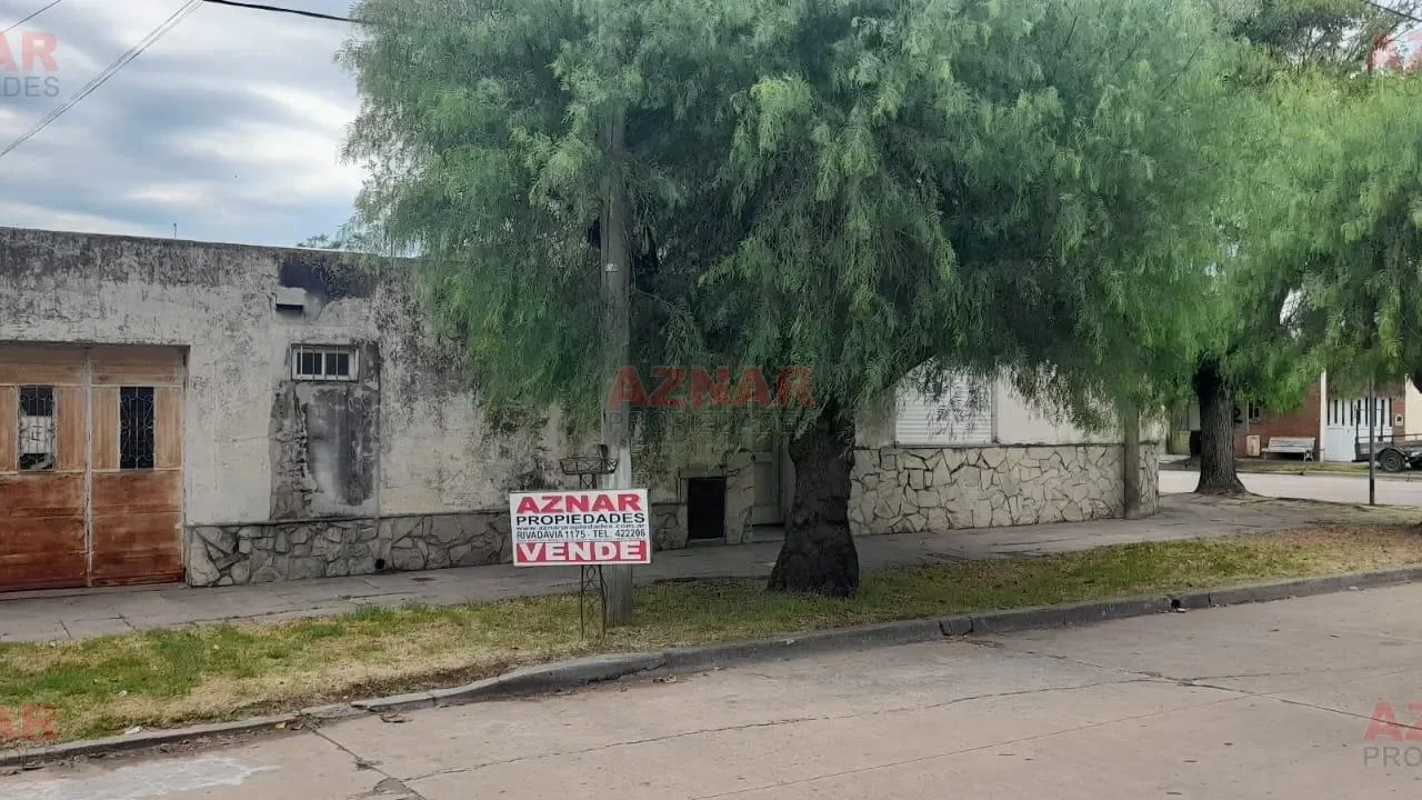 Casa en venta en calle Del Busto esquina Rauch
