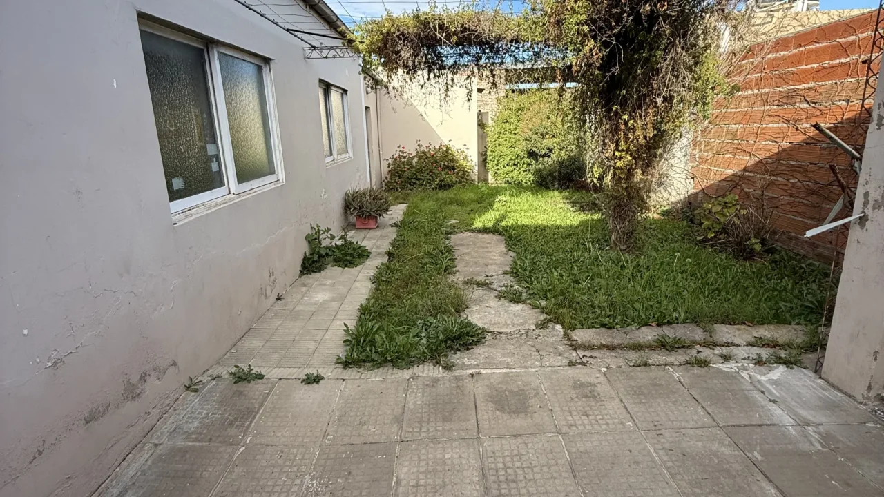 Casa Urquiza 1700 e/Laprida y Maroni