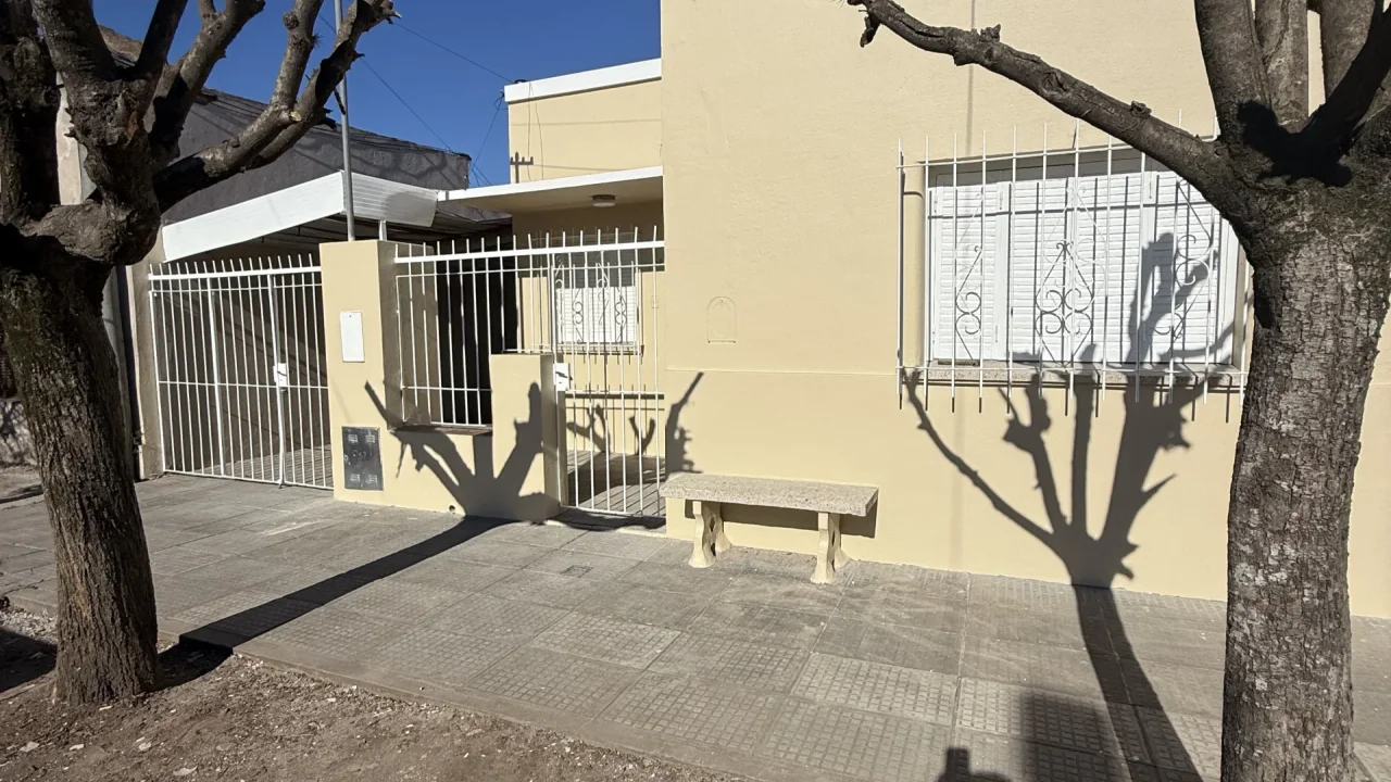 Casa Urquiza 1700 e/Laprida y Maroni