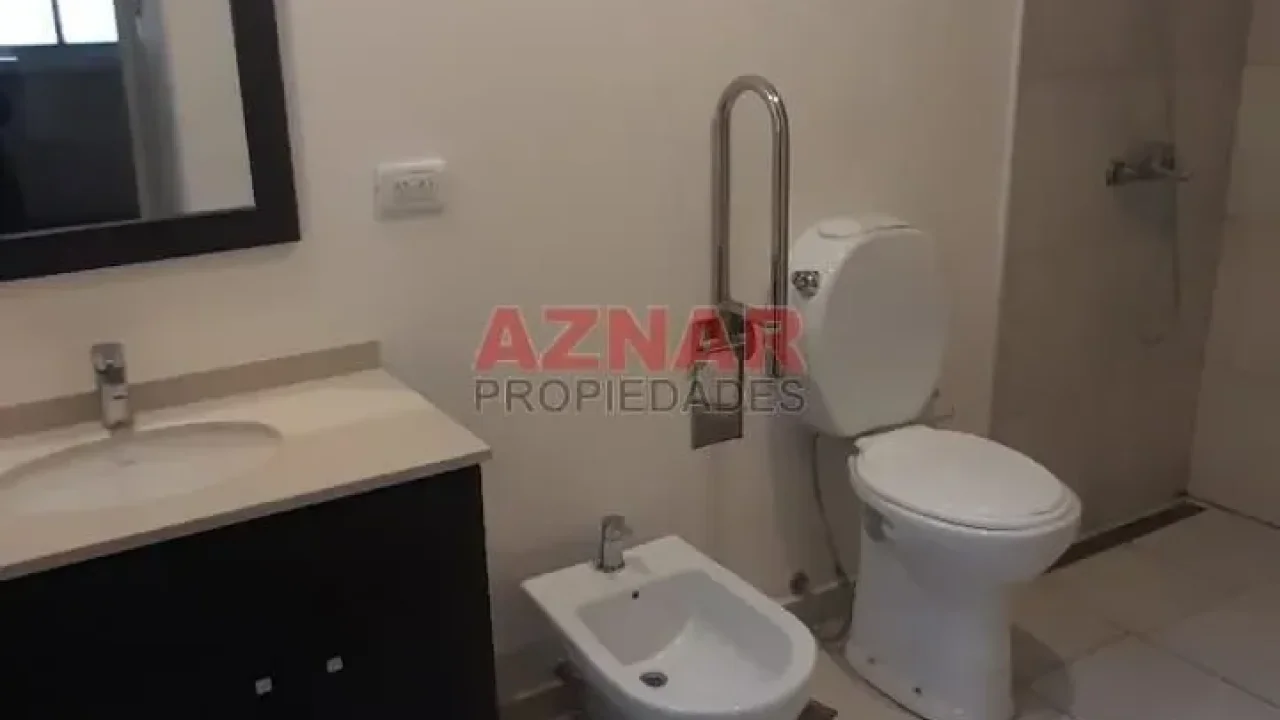 Casa en Alquiler en R. de Esacalada Nº 1237 e/ Macaya y Nuñez